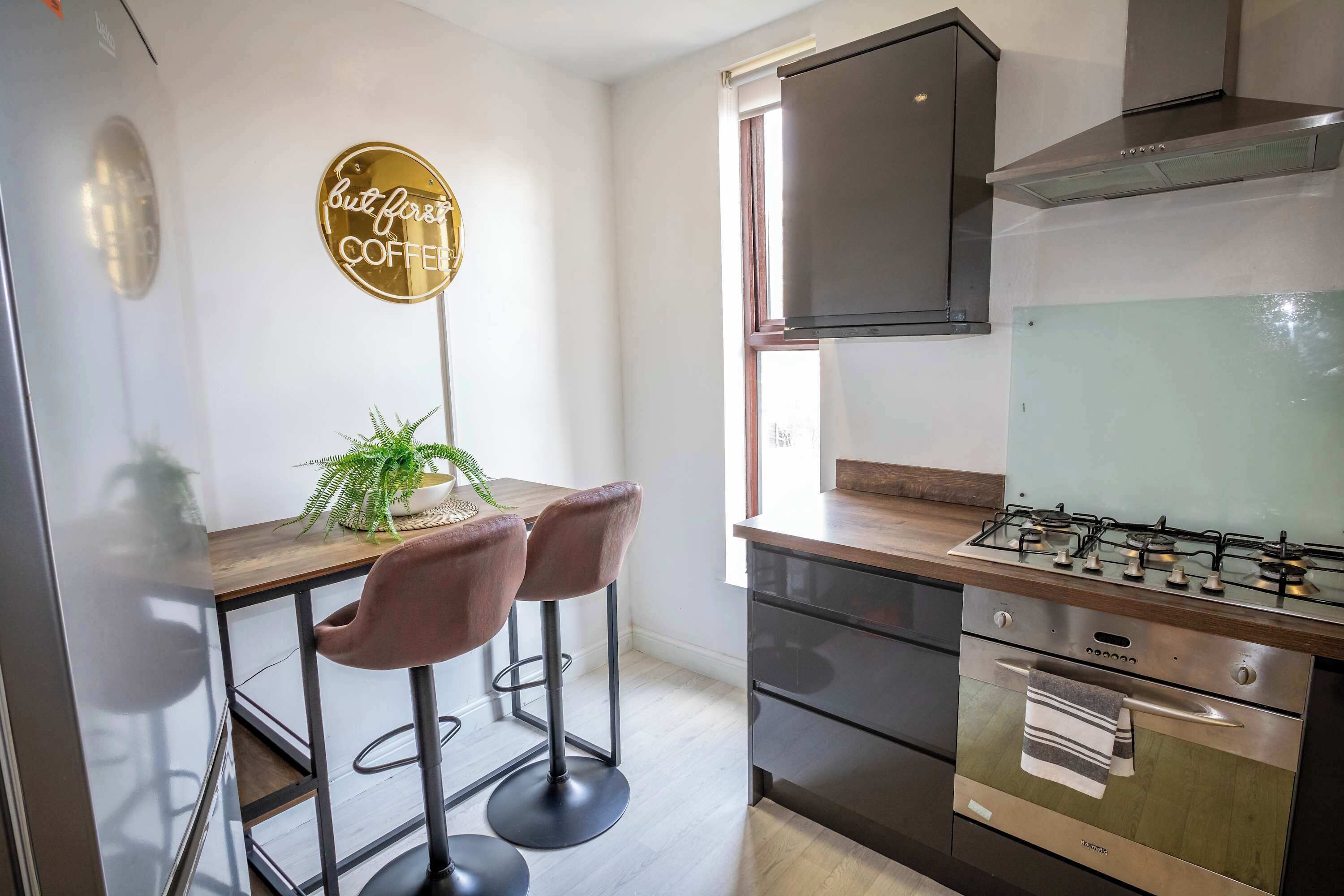 Kjøleskap, mikrobølgeovn, ovn og kokeplater