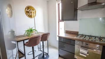 Kjøleskap, mikrobølgeovn, ovn og kokeplater