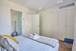 Apartment | Iron/ironing board, bed sheets - Very Nice Apartment With Terrace Neuilly (Neuilly-sur-Seine)