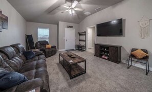 TV - The Wander Inn - 3BR/2BA - Modern Home w/ Garage (Lubbock)