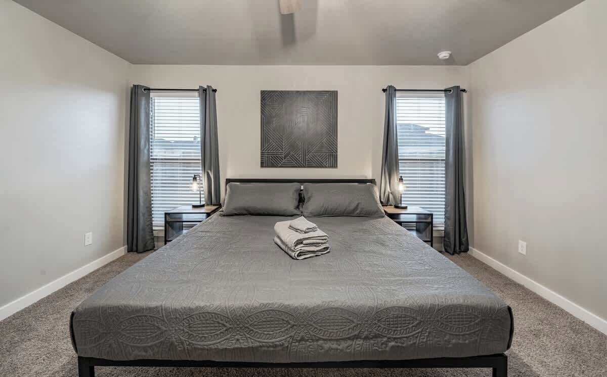 3 habitaciones, tabla de planchar con plancha, wifi y ropa de cama 