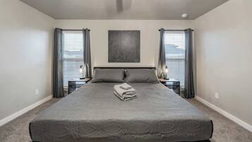 3 chambres, fer et planche à repasser, Wi-Fi, draps fournis