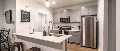 Kühlschrank, Mikrowelle, Ofen, Herdplatte