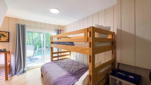 3 bedrooms, desk, travel cot, WiFi
