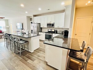 Mikrobølgeovn, kokeplater, oppvaskmaskin og kaffetrakter/tekoker