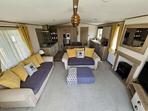 Een televisie en een open haard