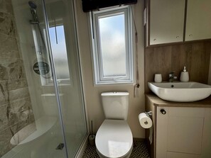 Shower, towels - The Burrow, sleeps 6 and is pet friendly (Hoburne Holiday Park)
