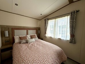 3 bedrooms, iron/ironing board, WiFi, bed sheets - The Burrow, sleeps 6 and is pet friendly (Hoburne Holiday Park)