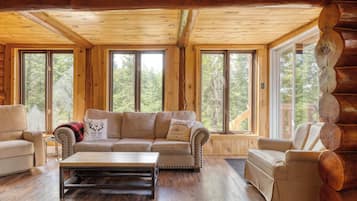 TV, fireplace, stereo