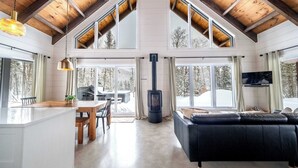 Living area - Spa, Steam room and Lake | Le Stuga (Lac-aux-Sables)