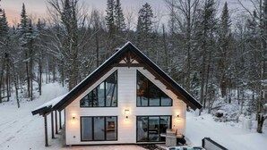 Exterior - Spa, Steam room and Lake | Le Stuga (Lac-aux-Sables)