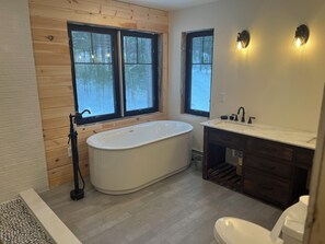 Shower, hair dryer, towels, soap - Custom home in the mountains, minutes to all Wilmington has to offer! (Wilmington)