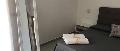 1 Schlafzimmer, Schreibtisch, WLAN, Bettwäsche