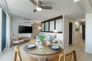 Dining - Heart of Waikiki! Modern 2-bedroom/1-bath, Short walk to beach, FREE Parking! (Honolulu)