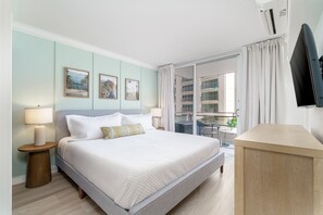 2 bedrooms, iron/ironing board, free WiFi, bed sheets - Heart of Waikiki! Modern 2-bedroom/1-bath, Short walk to beach, FREE Parking! (Honolulu)