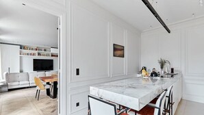 Coffee/tea maker, fridge, microwave, oven - Incredible Apartment Etoile Porte Maillot (Paris)