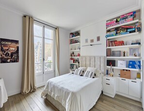 Iron/ironing board, bed sheets - Incredible Apartment Etoile Porte Maillot (Paris)