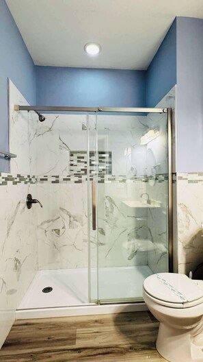 Ducha, toallas y papel higiénico