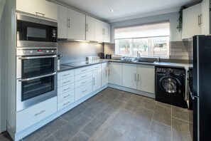 Fridge, microwave, oven, stovetop - Stanwell Moor Haven at Heathrow (Surrey)