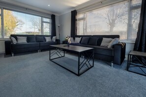 Smart TV, ping pong - Stanwell Moor Haven at Heathrow (Surrey)