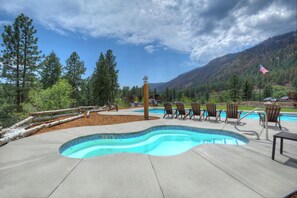 Innendørsbasseng og et oppvarmet basseng