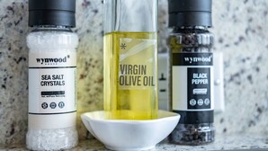Three bottles of Wynywood products: sea salt crystals, virgin olive oil, and black pepper. - w Exceptional Loft w Great Terrace in CTG (Cartagena)