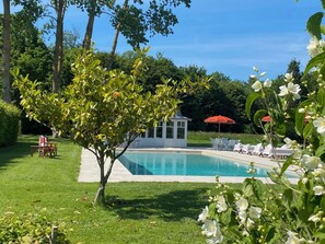 Una piscina al aire libre de temporada (de 14:00 a 19:00), sombrillas