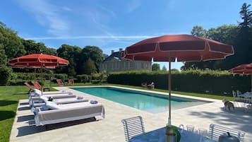 Kolam renang outdoor musiman, dengan payung kolam renang