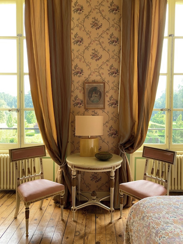 Superior Single Room, Park View (Pivoine/ Jaune)