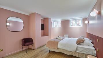 Espacio para trabajar con laptop y tabla de planchar con plancha