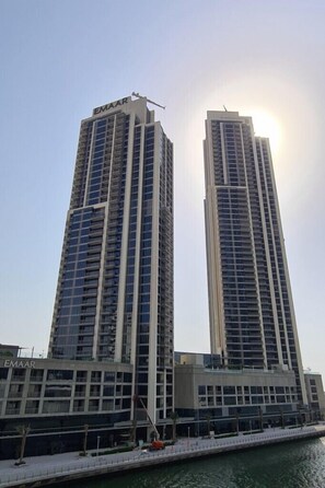 Exterior - Sea View 3BR with Assistant Room and Balcony, Just Steps from Marina Promenade (Dubai)