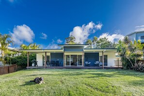 Exterior - Bayview: Three Bedroom, Family & Pet Friendly Coastal Getaway in Agnes Water (Agnes Water)