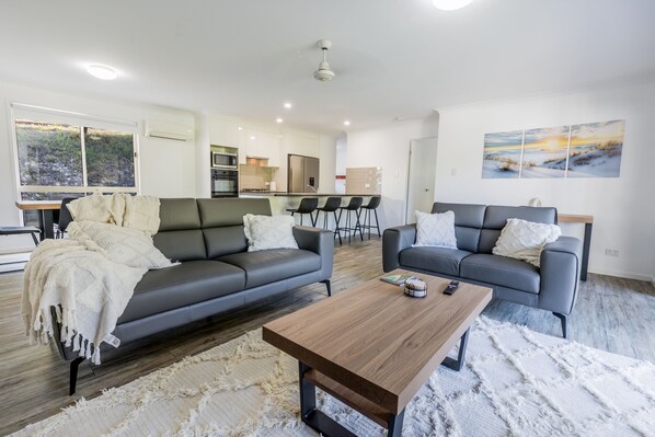 Smart TV - Bayview: Three Bedroom, Family & Pet Friendly Coastal Getaway in Agnes Water (Agnes Water)