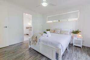 3 bedrooms, desk, iron/ironing board, WiFi - Bayview: Three Bedroom, Family & Pet Friendly Coastal Getaway in Agnes Water (Agnes Water)