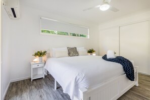 3 bedrooms, desk, iron/ironing board, WiFi - Bayview: Three Bedroom, Family & Pet Friendly Coastal Getaway in Agnes Water (Agnes Water)