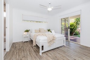 3 bedrooms, desk, iron/ironing board, WiFi - Bayview: Three Bedroom, Family & Pet Friendly Coastal Getaway in Agnes Water (Agnes Water)