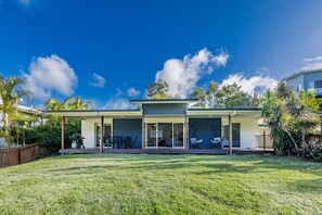 Exterior - Bayview: Three Bedroom, Family & Pet Friendly Coastal Getaway in Agnes Water (Agnes Water)