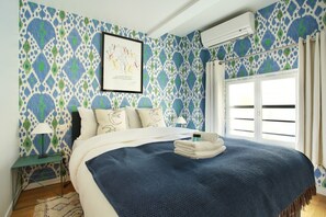 Laptop workspace, iron/ironing board, bed sheets - Sublime and new Triplex Le Marais/beaubourg (Paris)