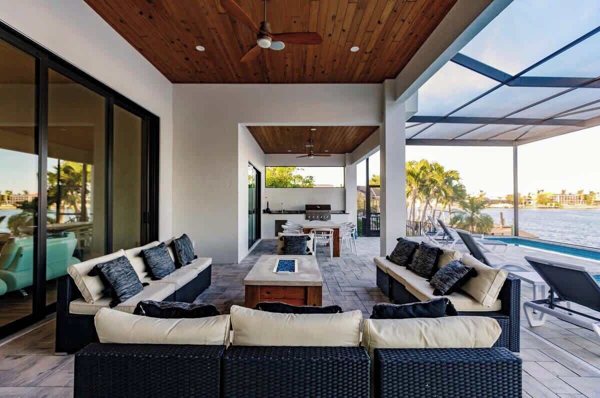 屋外ダイニングエリア