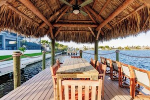 Outdoor dining - Skyline Paradise Retreat (Cape Coral)