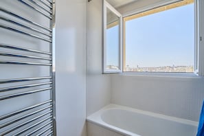 Apartment | Badezimmer | Badewanne, Haartrockner, Seife, Shampoo