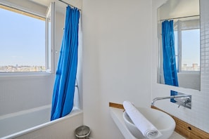 Appartement | Salle de bain | Baignoire, sèche-cheveux, savon, shampoing