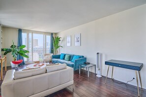 Living area - Sublime 2 Bedroom Flat Quai de Seine Eiffel Tower (Paris)