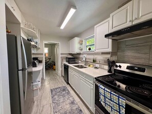 Fridge, microwave, oven, stovetop - Villa Mars In Marathon (Marathon)