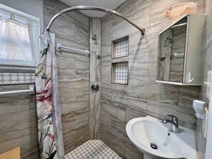 Shower, hair dryer, towels - Villa Mars In Marathon (Marathon)