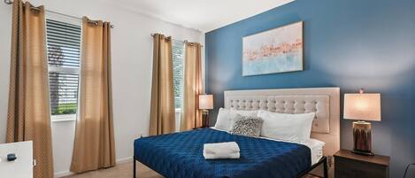 6 habitaciones, escritorio y tabla de planchar con plancha