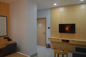Caja de seguridad en la habitación y escritorio