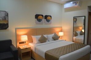 Habitación estándar, 1 cama King size | Caja de seguridad en la habitación y escritorio 