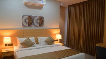 Superior King Room | In-room safe, desk, laptop workspace, soundproofing