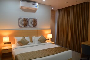 Habitación superior, 1 cama King size | Caja de seguridad en la habitación y escritorio 